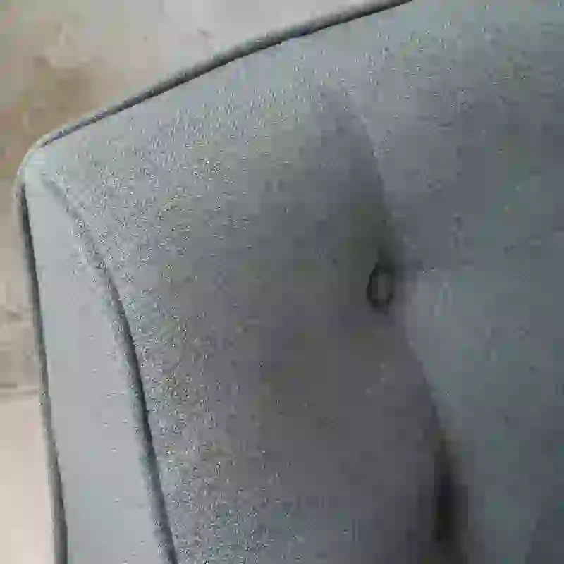 Moderner gepolsterter Armlehnstuhl 25 mit Knopfheftung und Gummiholzbeinen für das Wohnzimmer